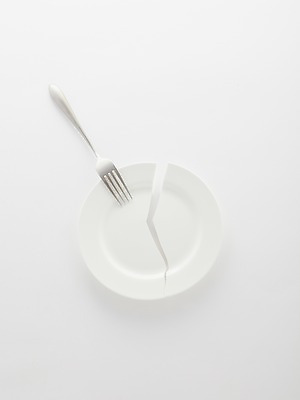 포토 JPG 스튜디오촬영 그릇 식기 접시 조각 생활용품 백그라운드 포크 주방용품 실내 사람없음 하이앵글 손상 깨짐 국내포토 뷰포인트 컨셉 내부 오브젝트 파일형식