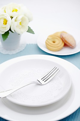 포토 JPG 스튜디오촬영 그릇 식기 접시 음식 생활용품 백그라운드 포크 주방용품 디저트 실내 사람없음 아웃포커스 쿠키 과자 꽃병 조화 국내포토 꽃 촬영기법 내부 오브젝트 파일형식