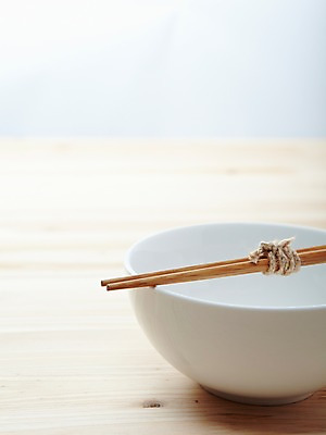 포토 JPG 스튜디오촬영 그릇 식기 한쌍 생활용품 백그라운드 젓가락 주방용품 실내 사람없음 아웃포커스 도구 대접 국그릇 국내포토 촬영기법 수저 내부 오브젝트 파일형식