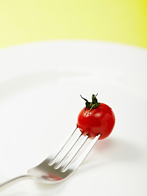 포토 JPG 스튜디오촬영 그릇 식기 접시 음식 컬러 생활용품 백그라운드 포크 토마토 채소 식재료 방울토마토 주방용품 실내 근접촬영 사람없음 아웃포커스 빨간색 농작물 한개 국내포토 1 뷰포인트 농업 촬영기법 내부 오브젝트 파일형식