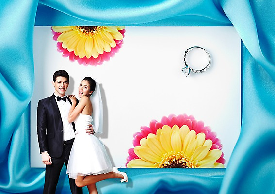 PSD 서양인 외국인 식물 백인 편집이미지 라이프스타일 커플 드레스 여자 남자 꽃 행복 신부 커플라이프 웨딩드레스 포즈 신랑 결혼 프로포즈 안기 포옹 나비넥타이 선물 사랑 서기 미소 웃음 사람 정장 턱시도 상반신 성인 두명 축하 반지 천 예물 청첩장 결혼반지 다리들기 성인만 이미지편집 옷 감정 컨셉 장신구 관계 모션 넥타이 카드_감사 표정 인종 이벤트 생활 직물 파일형식