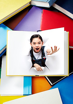 PSD 편집이미지 학생 여학생 여자 교육 중학생 양갈래머리 교재 표정 입벌림 한명 사람 손짓 상반신 앞모습 10대 책 쌓기 펼침 한국인 멜빵바지 손뻗기 십대여자한명만 이미지편집 1 헤어스타일 뷰포인트 바지 모션 청소년 동양인 멜빵 여자한명만 십대여자만 파일형식