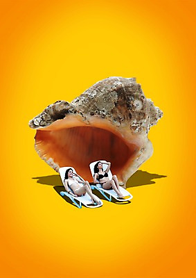 전신 PSD 편집이미지 계절 여자 수영복 휴가 휴식 미소 웃음 사람 성인 두명 여름 여름휴가 바캉스 비키니 눕기 소라 선베드 여자만 성인여자만 성인만 이미지편집 옷 컨셉 의자 모션 어패류 표정 파일형식 여름_계절