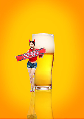 전신 PSD 서양인 외국인 백인 편집이미지 여자 음료 포즈 술잔 반바지 응원 잔 한잔 맥주 주류 한국 한명 서기 미소 웃음 들기 사람 손짓 컵 수건 손들기 거품 응원용품 머리띠 음주 붉은악마 머리장식 맥주잔 빨간티셔츠 여자만 여자한명만 월드싸커 이미지편집 1 식기 아시아 스포츠 장신구 바지 모션 표정 인종 장식 위생용품 오브젝트 파일형식