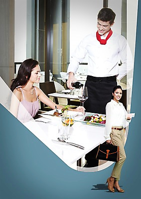 PSD 서양인 외국인 백인 편집이미지 라이프스타일 그릇 접시 여자 남자 음식 포크 와인잔 의자 가방 비즈니스 창문 식탁 탁자 호텔 술병 잔 주류 요리 서기 미소 웃음 들기 사람 앉기 상반신 20대 성인 컵 세명 식당 레스토랑 와인 숟가락 주방장 요리사 식사 비즈니스우먼 붓기 나이프 고객 와인병 서비스 서빙 청년만 성인만 이미지편집 직업 식기 잡화 음료 가구 술잔 모션 숙소 병_용기 수저 표정 인종 청년 생활 상점 직장인 칼 파일형식