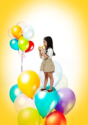 전신 PSD 편집이미지 라이프스타일 긴머리 여자 어린이라이프 어린이 반바지 놀이 한명 서기 들기 사람 동양인 소녀 옆모습 장난감 놀이용품 유치원 유치원생 한국인 불기 호루라기 멜빵바지 풍선 풍선놀이 여자만 여자한명만 어린이만 소녀만 소녀한명만 이미지편집 1 헤어스타일 교육 뷰포인트 바지 모션 인종 생활 멜빵 오브젝트 파일형식