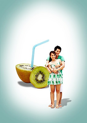 전신 PSD 편집이미지 커플 계절 여자 열매 남자 한쌍 과일 휴가 키위 빨대 서기 미소 웃음 사람 성인 두명 여름 여름휴가 바캉스 쌍 성인만 이미지편집 식물 관계 모션 표정 파일형식 여름_계절