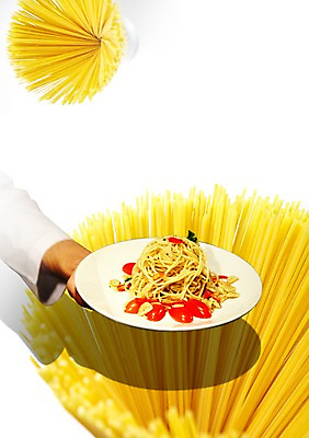 PSD 편집이미지 그릇 식기 접시 손 음식 신체 식탁 파스타 서양음식 스파게티 요리 한명 들기 신체부위 요리사 면류 면 이탈리아음식 음식전단 이미지편집 직업 1 모션 탁자 사람 전단 파일형식