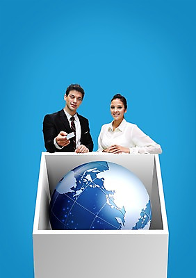 PSD 외국인 편집이미지 여자 남자 지구 비즈니스 넥타이 서기 미소 웃음 들기 사람 정장 상반신 성인 두명 앞모습 상자 글로벌 지구본 글로벌비즈니스 직장인 비즈니스맨 비즈니스우먼 신용카드 성인만 이미지편집 직업 잡화 옷 뷰포인트 모션 표정 인종 금융 파일형식