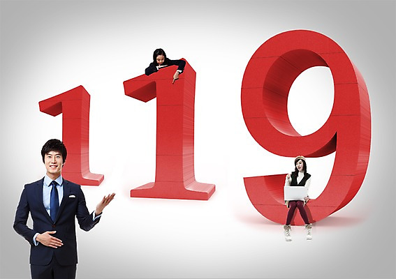 전신 PSD 편집이미지 여자 남자 캠페인 안내 미소 웃음 사람 앉기 동양인 정장 손짓 성인 세명 노트북 숫자 손들기 한국인 긴급 가리킴 보호 119 전화번호 구조대 긴급상황 긴급전화 소방서 신고 성인만 이미지편집 문자 옷 컨셉 모션 표정 인종 전자제품 구출 소방 통화 파일형식