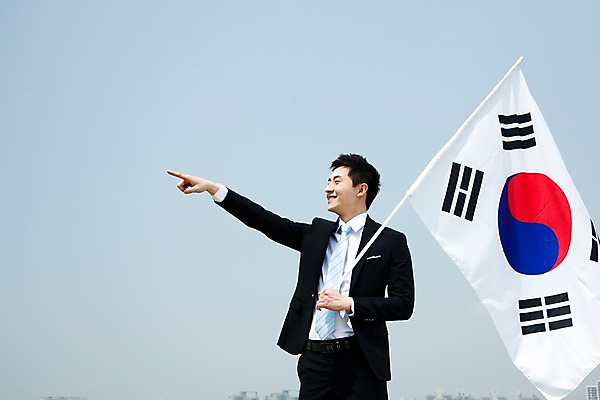 포토 JPG 주간 직업 라이프스타일 응시 남자 맨라이프 포즈 비즈니스 모션 하늘 한명 서기 미소 웃음 들기 사람 동양인 정장 20대 성인 야외 앞모습 비즈니스라이프 한국인 깃발 직장인 비즈니스맨 국기 태극기 남자만 남자한명만 성인남자만 청년만 청년남자만 청년남자한명만 성인한명만 성인남자한명만 성인만 국내포토 자연요소 1 시선 옷 뷰포인트 표정 인종 청년 생활 파일형식