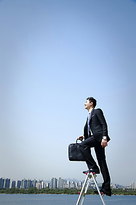 포토 JPG 주간 전신 직업 라이프스타일 응시 남자 맨라이프 포즈 서류가방 가방 비즈니스 사다리 모션 하늘 한명 미소 웃음 들기 사람 동양인 정장 빌딩 20대 성인 야외 옆모습 비즈니스라이프 한국인 도시 직장인 비즈니스맨 한강 남자만 남자한명만 성인남자만 청년만 청년남자만 청년남자한명만 성인한명만 성인남자한명만 성인만 국내포토 자연요소 1 시선 잡화 옷 뷰포인트 서울 표정 인종 청년 건물 생활 도구 랜드마크 파일형식