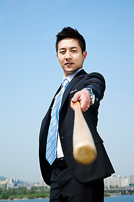 포토 JPG 주간 직업 라이프스타일 남자 맨라이프 포즈 비즈니스 모션 하늘 한명 서기 들기 사람 동양인 정장 빌딩 20대 성인 야외 앞모습 아웃포커스 비즈니스라이프 한국인 야구방망이 도시 직장인 비즈니스맨 한강 남자만 남자한명만 성인남자만 청년만 청년남자만 청년남자한명만 성인한명만 성인남자한명만 성인만 국내포토 자연요소 1 옷 뷰포인트 서울 촬영기법 인종 청년 건물 생활 야구용품 랜드마크 파일형식