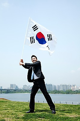 포토 JPG 주간 전신 직업 라이프스타일 남자 맨라이프 포즈 비즈니스 모션 하늘 한명 서기 미소 웃음 들기 사람 동양인 정장 빌딩 잔디 20대 성인 야외 앞모습 비즈니스라이프 강 한국인 깃발 도시 직장인 비즈니스맨 국기 태극기 한강 가교 남자만 남자한명만 성인남자만 청년만 청년남자만 청년남자한명만 성인한명만 성인남자한명만 성인만 국내포토 자연요소 식물 1 건축물 옷 뷰포인트 서울 표정 인종 청년 건물 생활 랜드마크 파일형식