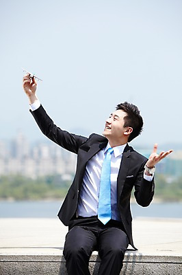 포토 JPG 주간 직업 라이프스타일 남자 맨라이프 포즈 비즈니스 모션 비행기 한명 미소 웃음 들기 사람 앉기 동양인 정장 빌딩 20대 성인 야외 앞모습 아웃포커스 비즈니스라이프 장난감 한국인 도시 직장인 비즈니스맨 남자만 남자한명만 성인남자만 청년만 청년남자만 청년남자한명만 성인한명만 성인남자한명만 성인만 국내포토 자연요소 1 옷 뷰포인트 항공교통 대중교통 촬영기법 표정 인종 청년 건물 생활 파일형식