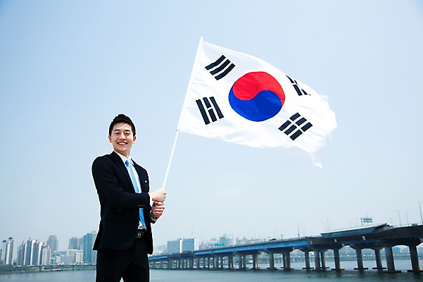 포토 JPG 주간 직업 라이프스타일 남자 맨라이프 포즈 비즈니스 모션 하늘 한명 서기 미소 웃음 들기 사람 동양인 정장 빌딩 20대 성인 야외 앞모습 비즈니스라이프 강 한국인 깃발 도시 직장인 비즈니스맨 국기 태극기 한강 가교 남자만 남자한명만 성인남자만 청년만 청년남자만 청년남자한명만 성인한명만 성인남자한명만 성인만 국내포토 자연요소 1 건축물 옷 뷰포인트 서울 표정 인종 청년 건물 생활 랜드마크 파일형식