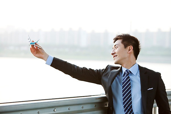 포토 JPG 주간 직업 라이프스타일 남자 맨라이프 포즈 비즈니스 난간 모션 비행기 한명 미소 웃음 들기 사람 동양인 정장 빌딩 상반신 20대 성인 야외 앞모습 아웃포커스 비즈니스라이프 장난감 한국인 도시 직장인 비즈니스맨 한강 남자만 남자한명만 성인남자만 청년만 청년남자만 청년남자한명만 성인한명만 성인남자한명만 성인만 국내포토 자연요소 1 옷 뷰포인트 항공교통 대중교통 서울 촬영기법 표정 인종 청년 건물 생활 랜드마크 파일형식