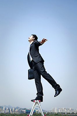 포토 JPG 주간 전신 직업 라이프스타일 남자 맨라이프 포즈 서류가방 가방 비즈니스 사다리 모션 하늘 팔벌리기 한명 미소 웃음 들기 사람 동양인 정장 빌딩 20대 성인 야외 옆모습 비즈니스라이프 한국인 자유 도시 직장인 비즈니스맨 균형 남자만 남자한명만 성인남자만 청년만 청년남자만 청년남자한명만 성인한명만 성인남자한명만 성인만 국내포토 자연요소 1 잡화 옷 뷰포인트 컨셉 표정 인종 청년 건물 생활 도구 파일형식