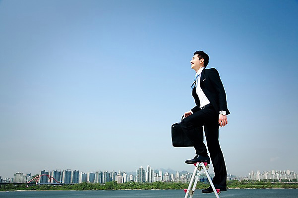 포토 JPG 주간 전신 직업 라이프스타일 응시 남자 맨라이프 포즈 서류가방 가방 비즈니스 사다리 모션 하늘 한명 미소 웃음 들기 사람 동양인 정장 빌딩 20대 성인 야외 옆모습 비즈니스라이프 한국인 도시 직장인 비즈니스맨 한강 가교 남자만 남자한명만 성인남자만 청년만 청년남자만 청년남자한명만 성인한명만 성인남자한명만 성인만 국내포토 자연요소 1 건축물 시선 잡화 옷 뷰포인트 서울 표정 인종 청년 건물 생활 도구 랜드마크 파일형식