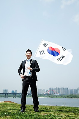 포토 JPG 주간 전신 구름 직업 라이프스타일 남자 맨라이프 허리손 포즈 비즈니스 모션 하늘 한명 서기 미소 웃음 들기 사람 동양인 정장 빌딩 잔디 20대 성인 야외 앞모습 비즈니스라이프 강 한국인 깃발 도시 직장인 비즈니스맨 국기 태극기 한강 가교 남자만 남자한명만 성인남자만 청년만 청년남자만 청년남자한명만 성인한명만 성인남자한명만 성인만 국내포토 자연요소 식물 1 건축물 옷 뷰포인트 서울 표정 인종 청년 건물 생활 랜드마크 파일형식