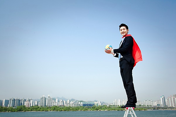 포토 JPG 주간 전신 직업 라이프스타일 남자 맨라이프 포즈 비즈니스 사다리 모션 하늘 한명 서기 미소 웃음 들기 사람 동양인 정장 빌딩 20대 성인 야외 옆모습 비즈니스라이프 지구본 한국인 도시 직장인 비즈니스맨 망토 한강 슈퍼맨 남자만 남자한명만 성인남자만 청년만 청년남자만 청년남자한명만 성인한명만 성인남자한명만 성인만 국내포토 자연요소 1 옷 뷰포인트 서울 표정 인종 청년 건물 생활 도구 영웅 랜드마크 파일형식