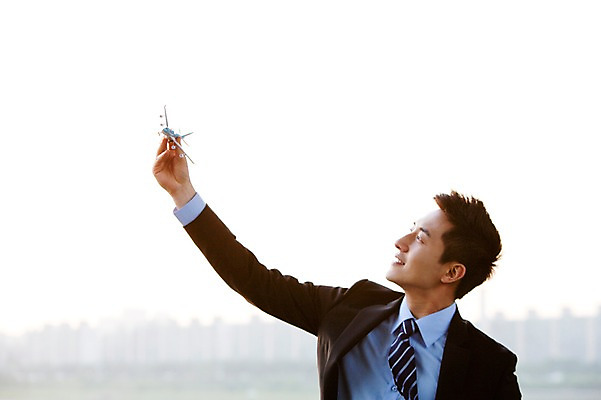 포토 JPG 주간 직업 라이프스타일 남자 맨라이프 포즈 비즈니스 모션 비행기 한명 미소 웃음 들기 사람 동양인 정장 빌딩 상반신 20대 성인 야외 앞모습 아웃포커스 비즈니스라이프 장난감 한국인 도시 직장인 비즈니스맨 남자만 남자한명만 성인남자만 청년만 청년남자만 청년남자한명만 성인한명만 성인남자한명만 성인만 국내포토 자연요소 1 옷 뷰포인트 항공교통 대중교통 촬영기법 표정 인종 청년 건물 생활 파일형식