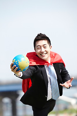 포토 JPG 주간 직업 라이프스타일 남자 맨라이프 포즈 비즈니스 모션 한명 서기 미소 웃음 들기 사람 동양인 정장 20대 성인 야외 앞모습 아웃포커스 비즈니스라이프 지구본 한국인 직장인 비즈니스맨 망토 슈퍼맨 남자만 남자한명만 성인남자만 청년만 청년남자만 청년남자한명만 성인한명만 성인남자한명만 성인만 국내포토 자연요소 1 옷 뷰포인트 촬영기법 표정 인종 청년 생활 영웅 파일형식