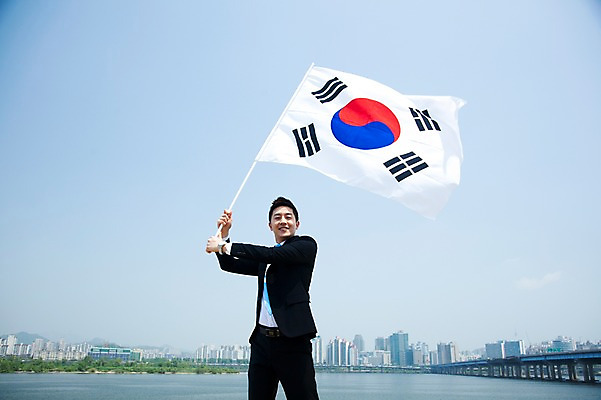 포토 JPG 주간 직업 라이프스타일 남자 맨라이프 포즈 비즈니스 모션 하늘 한명 서기 미소 웃음 들기 사람 동양인 정장 빌딩 20대 성인 야외 앞모습 비즈니스라이프 강 한국인 깃발 도시 직장인 비즈니스맨 국기 태극기 삼일절 한강 광복절 가교 남자만 남자한명만 성인남자만 청년만 청년남자만 청년남자한명만 성인한명만 성인남자한명만 성인만 국내포토 자연요소 1 건축물 옷 뷰포인트 서울 표정 인종 청년 건물 생활 공휴일 국경일 랜드마크 파일형식