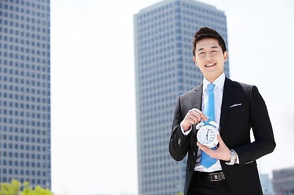 포토 JPG 주간 직업 라이프스타일 남자 시계 맨라이프 포즈 비즈니스 모션 한명 서기 미소 웃음 들기 사람 동양인 정장 빌딩 상반신 20대 성인 야외 앞모습 아웃포커스 비즈니스라이프 한국인 자명종 시간 직장인 비즈니스맨 남자만 남자한명만 성인남자만 청년만 청년남자만 청년남자한명만 성인한명만 성인남자한명만 성인만 국내포토 자연요소 1 옷 뷰포인트 촬영기법 표정 인종 청년 건물 생활 알람 파일형식