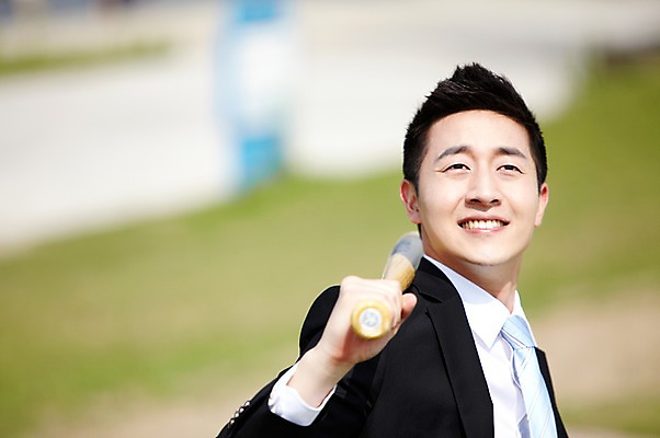 포토 JPG 주간 직업 라이프스타일 응시 남자 맨라이프 포즈 비즈니스 모션 한명 미소 웃음 들기 사람 동양인 정장 잔디 상반신 20대 성인 야외 앞모습 아웃포커스 비즈니스라이프 한국인 야구방망이 직장인 비즈니스맨 남자만 남자한명만 성인남자만 청년만 청년남자만 청년남자한명만 성인한명만 성인남자한명만 성인만 국내포토 자연요소 식물 1 시선 옷 뷰포인트 촬영기법 표정 인종 청년 생활 야구용품 파일형식