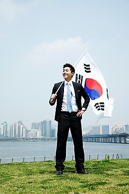 포토 JPG 주간 전신 구름 직업 라이프스타일 응시 남자 맨라이프 허리손 포즈 비즈니스 모션 하늘 한명 서기 미소 웃음 들기 사람 동양인 정장 빌딩 잔디 20대 성인 야외 앞모습 비즈니스라이프 강 한국인 깃발 도시 직장인 비즈니스맨 국기 태극기 한강 가교 남자만 남자한명만 성인남자만 청년만 청년남자만 청년남자한명만 성인한명만 성인남자한명만 성인만 국내포토 자연요소 식물 1 건축물 시선 옷 뷰포인트 서울 표정 인종 청년 건물 생활 랜드마크 파일형식