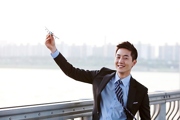 포토 JPG 주간 직업 라이프스타일 남자 맨라이프 포즈 비즈니스 난간 모션 비행기 한명 미소 웃음 들기 사람 동양인 정장 빌딩 상반신 20대 성인 야외 앞모습 아웃포커스 비즈니스라이프 장난감 한국인 도시 직장인 비즈니스맨 한강 남자만 남자한명만 성인남자만 청년만 청년남자만 청년남자한명만 성인한명만 성인남자한명만 성인만 국내포토 자연요소 1 옷 뷰포인트 항공교통 대중교통 서울 촬영기법 표정 인종 청년 건물 생활 랜드마크 파일형식