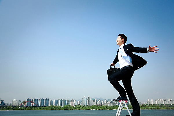 포토 JPG 주간 전신 직업 라이프스타일 남자 맨라이프 포즈 서류가방 가방 비즈니스 사다리 모션 하늘 팔벌리기 한명 미소 웃음 들기 사람 동양인 정장 빌딩 20대 성인 야외 옆모습 비즈니스라이프 한국인 자유 도시 직장인 비즈니스맨 균형 한강 가교 남자만 남자한명만 성인남자만 청년만 청년남자만 청년남자한명만 성인한명만 성인남자한명만 성인만 국내포토 자연요소 1 건축물 잡화 옷 뷰포인트 컨셉 서울 표정 인종 청년 건물 생활 도구 랜드마크 파일형식