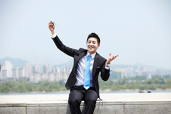 포토 JPG 주간 직업 라이프스타일 남자 맨라이프 포즈 비즈니스 모션 비행기 한명 미소 웃음 들기 사람 앉기 동양인 정장 빌딩 20대 성인 야외 앞모습 아웃포커스 비즈니스라이프 장난감 한국인 도시 직장인 비즈니스맨 남자만 남자한명만 성인남자만 청년만 청년남자만 청년남자한명만 성인한명만 성인남자한명만 성인만 국내포토 자연요소 1 옷 뷰포인트 항공교통 대중교통 촬영기법 표정 인종 청년 건물 생활 파일형식