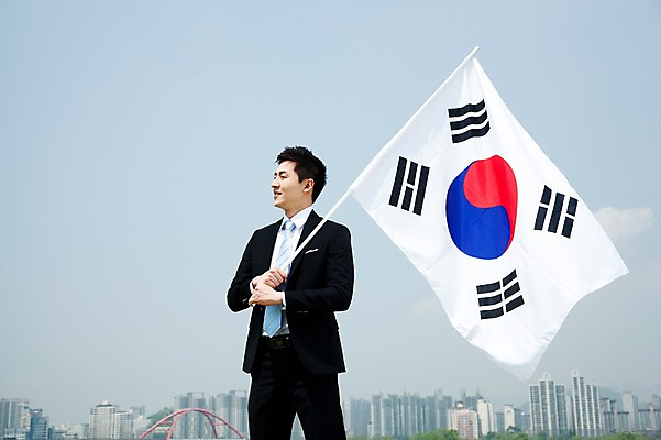 포토 JPG 주간 구름 직업 라이프스타일 응시 남자 맨라이프 포즈 비즈니스 모션 하늘 한명 서기 들기 사람 동양인 정장 빌딩 20대 성인 야외 앞모습 비즈니스라이프 한국인 깃발 도시 직장인 비즈니스맨 국기 태극기 삼일절 광복절 남자만 남자한명만 성인남자만 청년만 청년남자만 청년남자한명만 성인한명만 성인남자한명만 성인만 국내포토 자연요소 1 시선 옷 뷰포인트 인종 청년 건물 생활 공휴일 국경일 파일형식