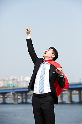 포토 JPG 주간 직업 라이프스타일 남자 맨라이프 포즈 비즈니스 모션 하늘 한명 서기 미소 웃음 사람 동양인 정장 빌딩 20대 성인 야외 앞모습 아웃포커스 비즈니스라이프 강 눈감음 주먹 한국인 도시 직장인 비즈니스맨 망토 한강 슈퍼맨 가교 남자만 남자한명만 성인남자만 청년만 청년남자만 청년남자한명만 성인한명만 성인남자한명만 성인만 국내포토 자연요소 1 건축물 옷 뷰포인트 서울 촬영기법 표정 인종 청년 건물 생활 영웅 랜드마크 파일형식