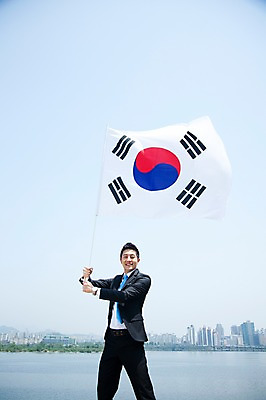 포토 JPG 주간 직업 라이프스타일 남자 맨라이프 포즈 비즈니스 모션 하늘 한명 서기 미소 웃음 들기 사람 동양인 정장 빌딩 20대 성인 야외 앞모습 비즈니스라이프 강 한국인 깃발 도시 직장인 비즈니스맨 국기 태극기 삼일절 한강 광복절 남자만 남자한명만 성인남자만 청년만 청년남자만 청년남자한명만 성인한명만 성인남자한명만 성인만 국내포토 자연요소 1 옷 뷰포인트 서울 표정 인종 청년 건물 생활 공휴일 국경일 랜드마크 파일형식
