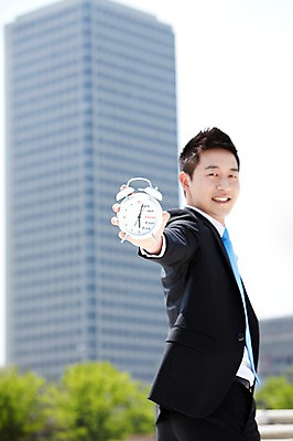 포토 JPG 주간 직업 라이프스타일 남자 시계 맨라이프 포즈 비즈니스 모션 한명 서기 미소 웃음 들기 사람 동양인 정장 빌딩 상반신 20대 성인 야외 옆모습 아웃포커스 비즈니스라이프 한국인 자명종 시간 직장인 비즈니스맨 남자만 남자한명만 성인남자만 청년만 청년남자만 청년남자한명만 성인한명만 성인남자한명만 성인만 국내포토 자연요소 1 옷 뷰포인트 촬영기법 표정 인종 청년 건물 생활 알람 파일형식