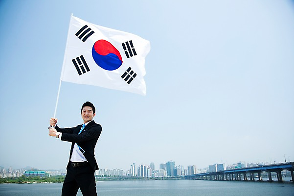 포토 JPG 주간 직업 라이프스타일 남자 맨라이프 포즈 비즈니스 모션 하늘 한명 서기 미소 웃음 들기 사람 동양인 정장 빌딩 20대 성인 야외 앞모습 비즈니스라이프 강 한국인 깃발 도시 직장인 비즈니스맨 국기 태극기 삼일절 한강 애국심 광복절 가교 남자만 남자한명만 성인남자만 청년만 청년남자만 청년남자한명만 성인한명만 성인남자한명만 성인만 국내포토 자연요소 1 건축물 옷 뷰포인트 서울 표정 인종 청년 건물 생활 공휴일 국경일 랜드마크 파일형식