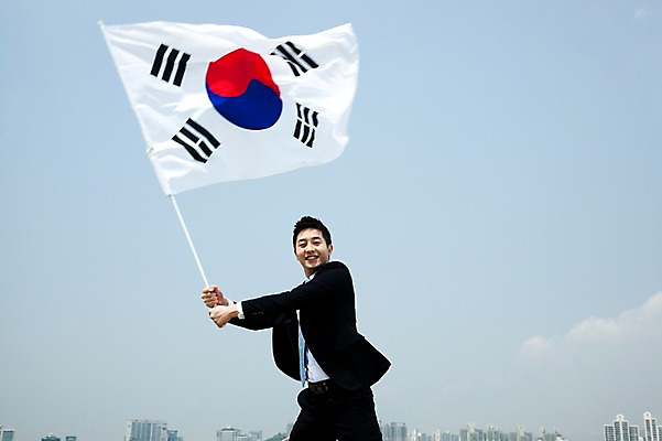 포토 JPG 주간 구름 직업 라이프스타일 남자 맨라이프 포즈 비즈니스 모션 하늘 한명 서기 미소 웃음 들기 사람 동양인 정장 빌딩 20대 성인 야외 앞모습 비즈니스라이프 한국인 깃발 도시 직장인 비즈니스맨 국기 태극기 삼일절 광복절 남자만 남자한명만 성인남자만 청년만 청년남자만 청년남자한명만 성인한명만 성인남자한명만 성인만 국내포토 자연요소 1 옷 뷰포인트 표정 인종 청년 건물 생활 공휴일 국경일 파일형식