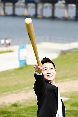 포토 JPG 주간 직업 라이프스타일 응시 남자 맨라이프 포즈 비즈니스 모션 한명 미소 웃음 들기 사람 동양인 정장 잔디 상반신 20대 성인 야외 앞모습 아웃포커스 비즈니스라이프 강 한국인 야구방망이 직장인 비즈니스맨 한강 가교 남자만 남자한명만 성인남자만 청년만 청년남자만 청년남자한명만 성인한명만 성인남자한명만 성인만 국내포토 자연요소 식물 1 건축물 시선 옷 뷰포인트 서울 촬영기법 표정 인종 청년 생활 야구용품 랜드마크 파일형식