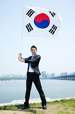 포토 JPG 주간 전신 직업 라이프스타일 남자 맨라이프 포즈 비즈니스 모션 하늘 한명 서기 미소 웃음 들기 사람 동양인 정장 빌딩 잔디 20대 성인 야외 앞모습 비즈니스라이프 강 한국인 깃발 도시 직장인 비즈니스맨 국기 태극기 삼일절 한강 광복절 가교 남자만 남자한명만 성인남자만 청년만 청년남자만 청년남자한명만 성인한명만 성인남자한명만 성인만 국내포토 자연요소 식물 1 건축물 옷 뷰포인트 서울 표정 인종 청년 건물 생활 공휴일 국경일 랜드마크 파일형식