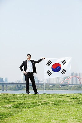 포토 JPG 주간 전신 직업 라이프스타일 남자 맨라이프 허리손 포즈 비즈니스 모션 하늘 한명 서기 미소 웃음 사람 동양인 정장 빌딩 잔디 20대 성인 야외 앞모습 비즈니스라이프 한국인 깃발 도시 직장인 비즈니스맨 국기 태극기 삼일절 한강 광복절 가교 남자만 남자한명만 성인남자만 청년만 청년남자만 청년남자한명만 성인한명만 성인남자한명만 성인만 국내포토 자연요소 식물 1 건축물 옷 뷰포인트 서울 표정 인종 청년 건물 생활 공휴일 국경일 랜드마크 파일형식