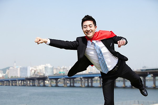 포토 JPG 주간 직업 라이프스타일 남자 맨라이프 포즈 비즈니스 모션 하늘 한명 서기 미소 웃음 사람 동양인 정장 빌딩 20대 성인 야외 앞모습 아웃포커스 비즈니스라이프 강 주먹 한국인 도시 직장인 비즈니스맨 망토 한강 슈퍼맨 가교 남자만 남자한명만 성인남자만 청년만 청년남자만 청년남자한명만 성인한명만 성인남자한명만 성인만 국내포토 자연요소 1 건축물 옷 뷰포인트 서울 촬영기법 표정 인종 청년 건물 생활 영웅 랜드마크 파일형식
