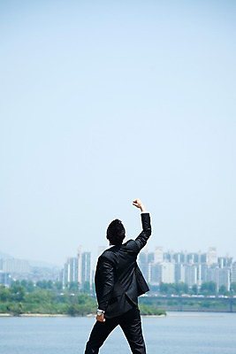 포토 JPG 주간 직업 라이프스타일 남자 맨라이프 포즈 비즈니스 모션 하늘 한명 서기 사람 동양인 정장 빌딩 20대 성인 야외 뒷모습 아웃포커스 비즈니스라이프 강 파이팅 주먹 한국인 도시 직장인 비즈니스맨 한강 남자만 남자한명만 성인남자만 청년만 청년남자만 청년남자한명만 성인한명만 성인남자한명만 성인만 국내포토 자연요소 1 옷 뷰포인트 서울 촬영기법 인종 청년 건물 생활 랜드마크 파일형식