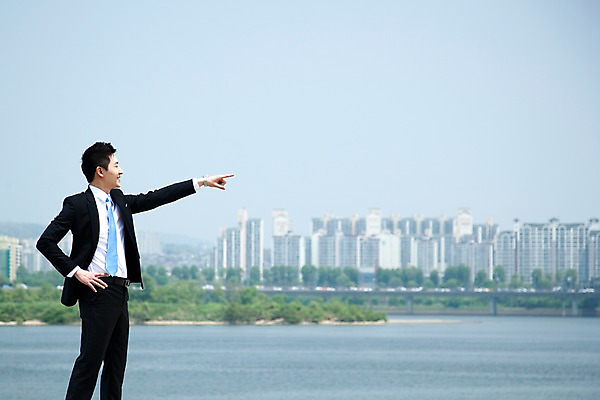 포토 JPG 주간 직업 라이프스타일 응시 남자 맨라이프 허리손 포즈 비즈니스 모션 하늘 한명 서기 미소 웃음 사람 동양인 정장 손짓 빌딩 20대 성인 야외 옆모습 아웃포커스 비즈니스라이프 강 한국인 가리킴 도시 직장인 비즈니스맨 한강 남자만 남자한명만 성인남자만 청년만 청년남자만 청년남자한명만 성인한명만 성인남자한명만 성인만 국내포토 자연요소 1 시선 옷 뷰포인트 서울 촬영기법 표정 인종 청년 건물 생활 랜드마크 파일형식