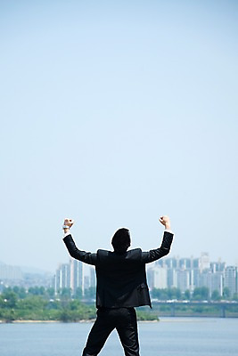 포토 JPG 주간 직업 라이프스타일 남자 맨라이프 포즈 비즈니스 모션 하늘 한명 서기 사람 동양인 정장 빌딩 20대 성인 야외 뒷모습 아웃포커스 비즈니스라이프 강 파이팅 주먹 한국인 도시 직장인 비즈니스맨 한강 남자만 남자한명만 성인남자만 청년만 청년남자만 청년남자한명만 성인한명만 성인남자한명만 성인만 국내포토 자연요소 1 옷 뷰포인트 서울 촬영기법 인종 청년 건물 생활 랜드마크 파일형식