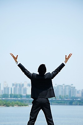포토 JPG 주간 직업 라이프스타일 남자 맨라이프 포즈 비즈니스 모션 하늘 팔벌리기 한명 서기 사람 동양인 정장 빌딩 20대 성인 야외 뒷모습 아웃포커스 비즈니스라이프 강 만세 한국인 자유 도시 직장인 비즈니스맨 한강 남자만 남자한명만 성인남자만 청년만 청년남자만 청년남자한명만 성인한명만 성인남자한명만 성인만 국내포토 자연요소 1 옷 뷰포인트 컨셉 서울 촬영기법 인종 청년 건물 생활 랜드마크 파일형식