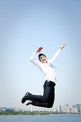 포토 JPG 주간 전신 직업 라이프스타일 남자 맨라이프 포즈 비즈니스 모션 하늘 한명 미소 웃음 사람 동양인 정장 빌딩 20대 성인 야외 옆모습 비즈니스라이프 달리기 점프 한국인 도시 직장인 비즈니스맨 한강 가교 남자만 남자한명만 성인남자만 청년만 청년남자만 청년남자한명만 성인한명만 성인남자한명만 성인만 국내포토 자연요소 1 건축물 옷 뷰포인트 서울 표정 인종 청년 건물 생활 랜드마크 파일형식