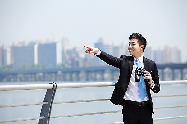 포토 JPG 주간 직업 라이프스타일 응시 남자 맨라이프 포즈 비즈니스 난간 모션 한명 서기 미소 웃음 들기 사람 동양인 정장 손짓 빌딩 20대 성인 야외 앞모습 아웃포커스 비즈니스라이프 쌍안경 망원경 한국인 가리킴 관찰 도시 직장인 비즈니스맨 한강 가교 남자만 남자한명만 성인남자만 청년만 청년남자만 청년남자한명만 성인한명만 성인남자한명만 성인만 국내포토 자연요소 1 건축물 시선 옷 뷰포인트 서울 촬영기법 표정 인종 청년 건물 생활 랜드마크 파일형식